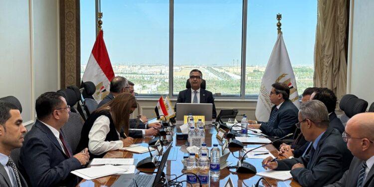 وزير التموين يتابع من غرفة العمليات المركزية استقرار الأسواق وتوافر السلع بعد تطبيق الأسعار الجديدة للمنتجات البترولية.