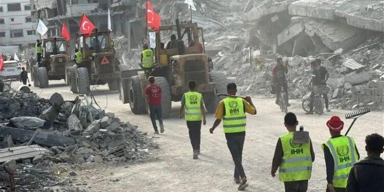 هيئة الإغاثة التركية تبدأ إزالة الأنقاض وفتح الطرق في غزة لإعادة الحياة إلى الشمال المنكوب