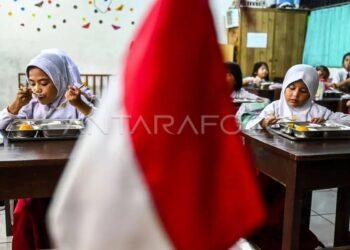 رئيس إندونيسيا يدافع عن برنامج الوجبات المجانية، ويشير إلى معدل نجاح يبلغ 99.99 في المائة