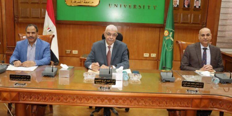 رئيس جامعة المنوفية يرأس إجتماع لجنة ضمان الجودة ويناقش استعداد الكليات المتقدمة لزيارة هيئة الاعتماد المؤسسي والبرامجي في اواخر نوفمبر القادم