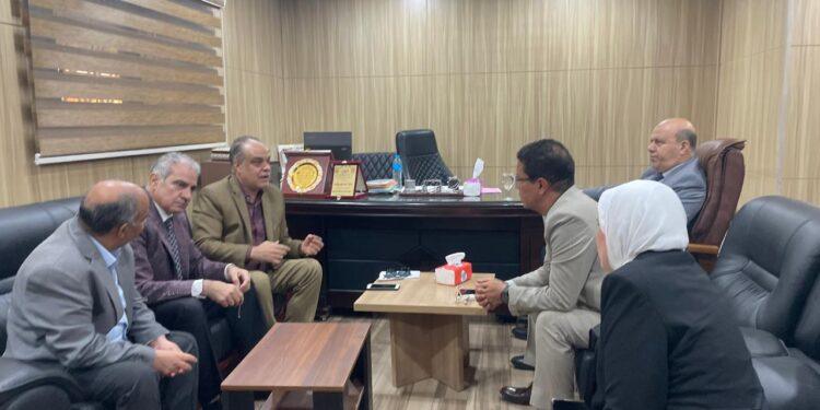 رئيس جامعة بنها يطمئن على 9 طلاب بكلية الفنون التطبيقية المصابين في حادث طريق ابو سمبل الصحراوي بأسوان