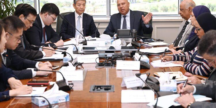 وزير الصناعة والنقل يعقد اجتماعًا مع السفير الصيني لبحث مشروعات التعاون المشترك وتعزيز الاستثمارات المستقبلية في مجالي الصناعة والنقل