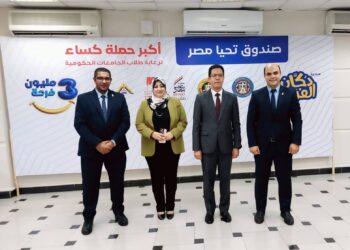 رئيس جامعة بنها يفتتح معرض “دكان الفرحة” للملابس الجديدة لطلاب الجامعة
