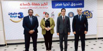 رئيس جامعة بنها يفتتح معرض “دكان الفرحة” للملابس الجديدة لطلاب الجامعة