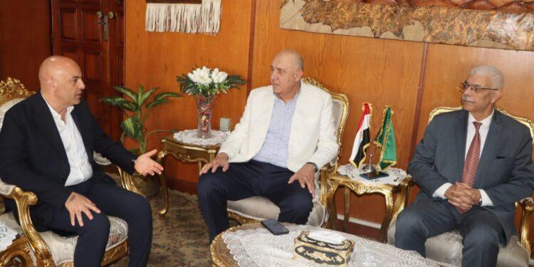 رئيس جامعة المنوفية يلتقي وفد من رجال الأعمال لبحث دعم الخدمات الطبية بالمستشفيات الجامعية