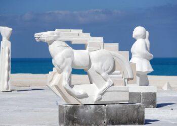 سمبوزيوم مصر الدولي للنحت يزين العلمين الجديدة بمعرض فني مفتوح