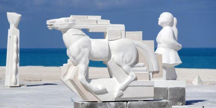 سمبوزيوم مصر الدولي للنحت يزين العلمين الجديدة بمعرض فني مفتوح