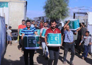 مساعدات سعودية تعبر منفذ رفح إلى قطاع غزةضمن الحملة الشعبية لإغاثة الشعب الفلسطيني