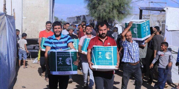 مساعدات سعودية تعبر منفذ رفح إلى قطاع غزةضمن الحملة الشعبية لإغاثة الشعب الفلسطيني