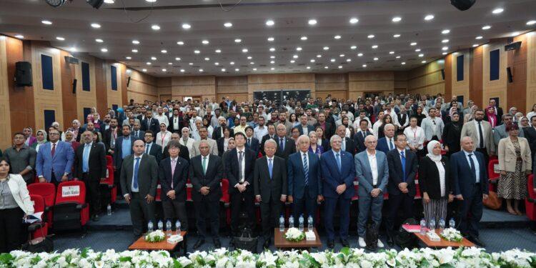 الجامعة اليابانية تكرم رئيس هيئة الجايكا تقديرًا لدعمه التعاون المصري الياباني