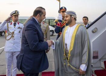 ذي يزن بن هيثم وصل إلى القاهرة للمشاركة في افتتاح المتحف المصري الكبير