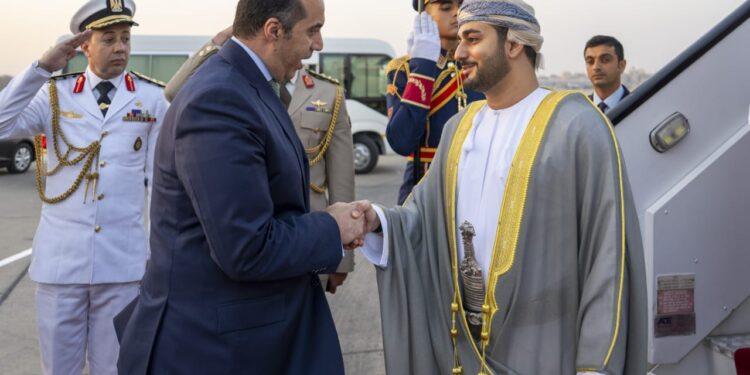 ذي يزن بن هيثم وصل إلى القاهرة للمشاركة في افتتاح المتحف المصري الكبير