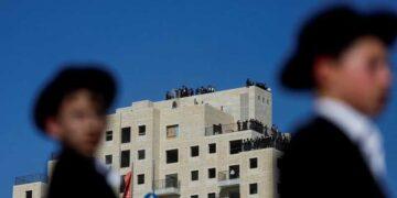 بالصورة.. آلاف الإسرائيليين أمام سفارة البرتغال في تل أبيب