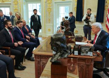 تظهر احتفاء بالرئيس السوري.. ترامب ينشر صورا للشرع خلال الإجتماع في المكتب البيضاوي ( صور )