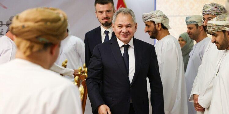 شويغو ينقل رسالة من بوتين إلى سلطان عمان ويشيد بمستوى علاقات روسيا مع الدول العربية