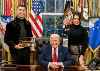 رونالدو يخرج عن صمته.. وينشر صورا مع جورجينا وترامب