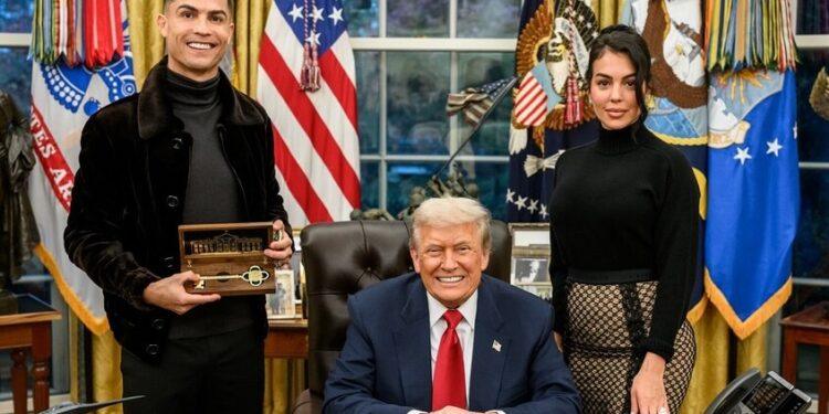 رونالدو يخرج عن صمته.. وينشر صورا مع جورجينا وترامب