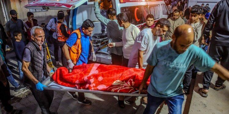 قصف إسرائيلي يوقع قتلى وجرحى ويزيد الأعباء الإنسانية في قطاع غزة (صور)