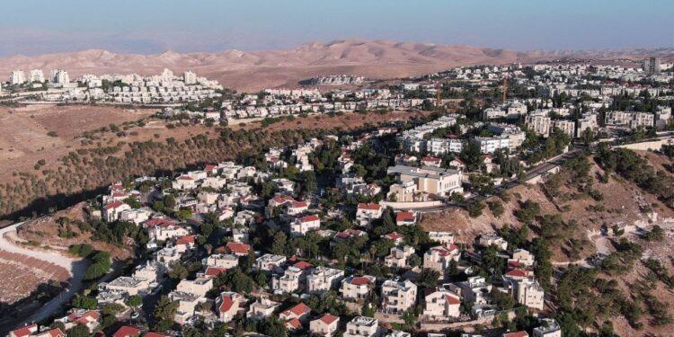 الاحتلال يطرح مناقصات لبناء وحدات استيطانية جديدة جنوب رام الله