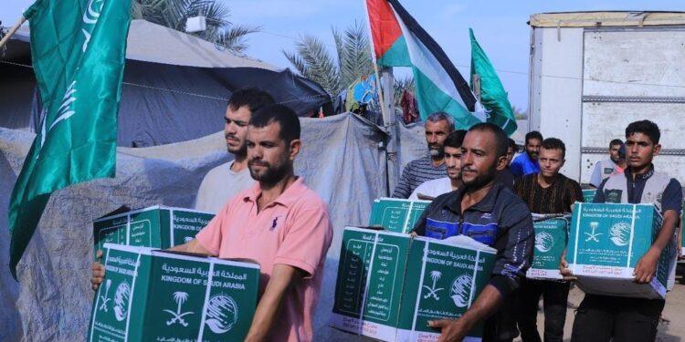 مركز الملك سلمان للإغاثة يواصل عطاءه الإنساني في منطقة مواصي رفح جنوب غزة