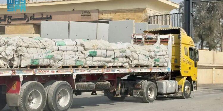 المساعدات الإنسانية السعودية تواصل التدفق إلى داخل الأراضي الفلسطينية في قطاع غزة