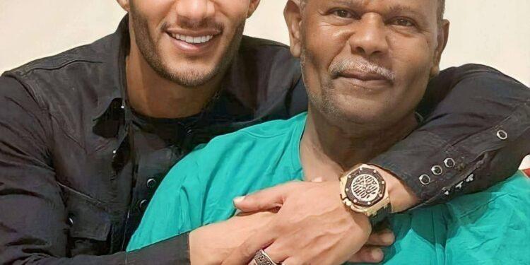 السفير الحبيب النوبي يعزي محمد رمضان في وفاة والده