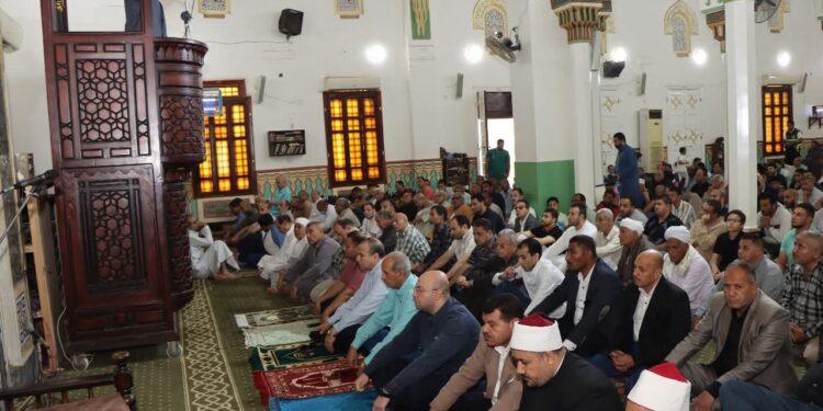 خطيب الجمعة ببني سويف يُحذّر من مخاطر السوشيال ميديا علي الأطفال