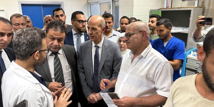 رئيس جامعة بني سويف يتفقد مصابي حريق المستشفى العسكري ومعدية أشمنت