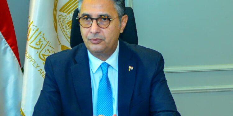 وزير التموين والتجارة الداخلية بدء طرح الزيوت الحره بأسعار مخفضة من انتاج الشركة القابضة للصناعات الغذائية بسلسلة هايبر وان.