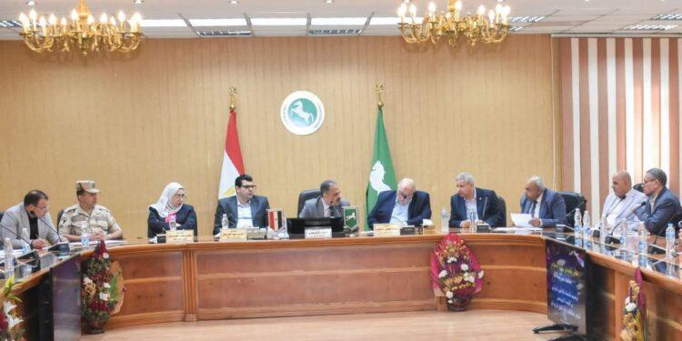 محافظ الشرقية في لقائه الأسبوعي بأبناء المحافظة..”نستمع لكم ونقف جانبكم ونقدم لكم المساعدة والعون بكل ما نستطيع”