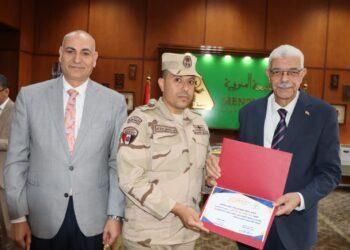 رئيس جامعة المنوفية يكرم مدير إدارة التربية العسكرية تقديرًا لجهوده في تعزيز روح الانتماء والولاء لدى الطلاب