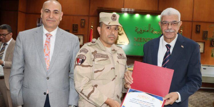 رئيس جامعة المنوفية يكرم مدير إدارة التربية العسكرية تقديرًا لجهوده في تعزيز روح الانتماء والولاء لدى الطلاب