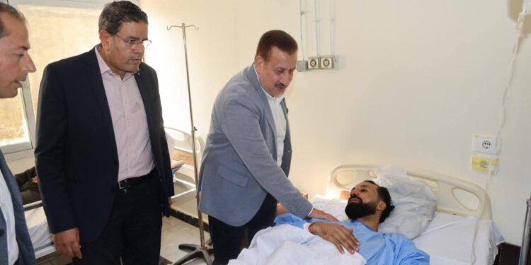 محافظ المنوفية يزور المصابين في حريق مصنع السادات