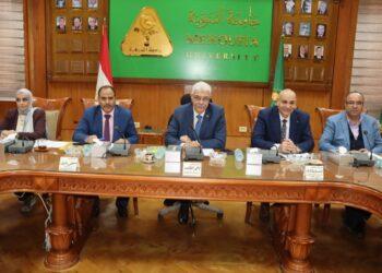 رئيس جامعة المنوفية يترأس إجتماع لجنة تدويل الجامعة ويؤكد: نعمل على تعزيز تنافسية الجامعة دوليًا والانفتاح على الشراكات العالمية