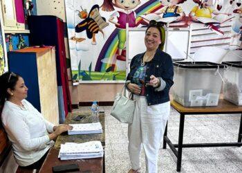 الدكتورة مديحه درويش تدلى بصوتها فى الانتخابات البرلمانية(صور)