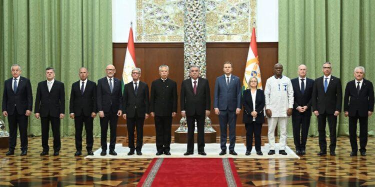 رئيس طاجيكستان يتسلم أوراق اعتماد سفراء جدد فى بلاده