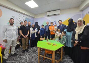 بالصور ..السفير السنغافوري بمصر دومينيك جوه يزور مستشفى العريش العام