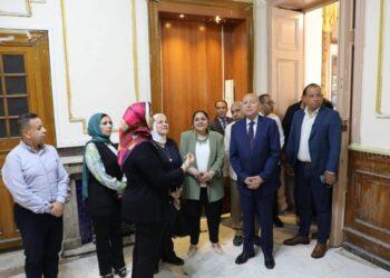 محافظ القاهرة ومديرة تعليم القاهرة يتفقدان إستعدادات المدارس لإنتخابات مجلس النواب