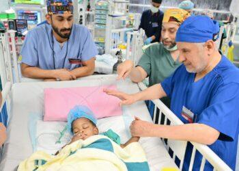 نجاح عملية فصل التوأم الملتصق الجامايكي “أزاريا وأزورا إيلسون” بعد عملية جراحية معقدة استغرقت (5) ساعات 