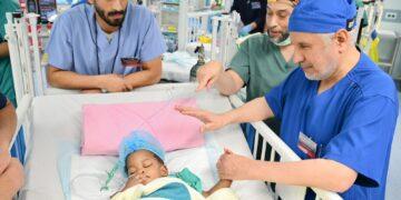 نجاح عملية فصل التوأم الملتصق الجامايكي “أزاريا وأزورا إيلسون” بعد عملية جراحية معقدة استغرقت (5) ساعات 