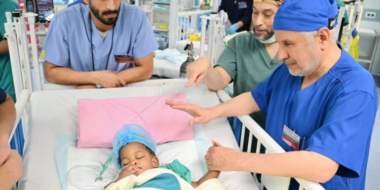 نجاح عملية فصل التوأم الملتصق الجامايكي “أزاريا وأزورا إيلسون” بعد عملية جراحية معقدة استغرقت (5) ساعات 