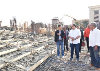 رئيس جامعة بنها يتفقد صب الدور الأرضى بمبنى المدرجات الجديد بكفر سعد