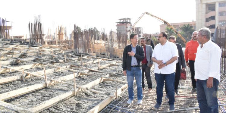 رئيس جامعة بنها يتفقد صب الدور الأرضى بمبنى المدرجات الجديد بكفر سعد
