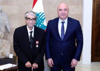 رئيس الجمهورية قلّد الفنان صلاح تيزاني-ابو سليم وسام الاستحقاق اللبناني الفضي ذي السعف تقديرا لعطاءاته وتاريخه الفني الكبير