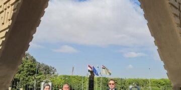 سفير فنزويلا بمصر يضع إكليل من الزهور عند النصب التذكاري للجندي المجهول بالقاهرة