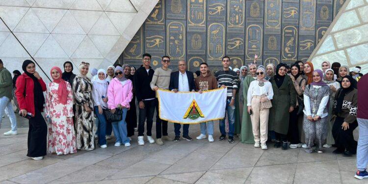 جامعة بنها تنظم رحلات لطلابها لزيارة المتحف المصري الكبير” الجيزاوي ” : المتحف المصري تجربة فريدة تجمع بين التاريخ والمعرفة والجمال