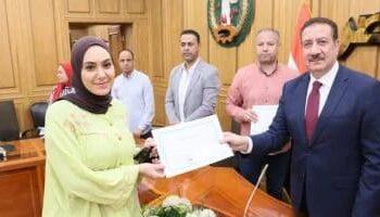 محافظ المنوفية يسلم شهادات تدريب ومكافأة مالية لـ30 فتاة من خريجات التدريب المهنى