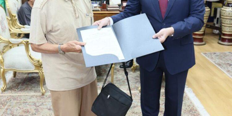 محافظ المنوفية يسلّم 11 عقد تقنين لأراضى أملاك الدولة للمستوفين للاشتراطات