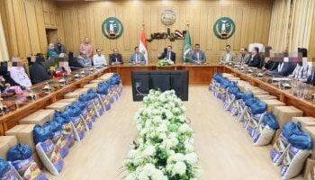 محافظ المنوفية يسلم مساعدات مالية وعينية لأكثر من 50 حالة إنسانية