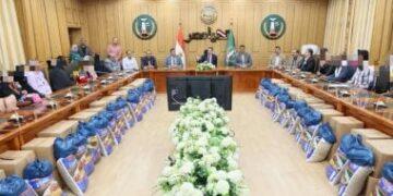 محافظ المنوفية يسلم مساعدات مالية وعينية لأكثر من 50 حالة إنسانية